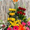 Arreglo con Rosas, Lirios y Gerbera multicolor