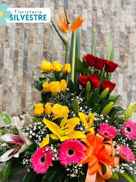 Arreglo con Rosas, Lirios y Gerbera multicolor