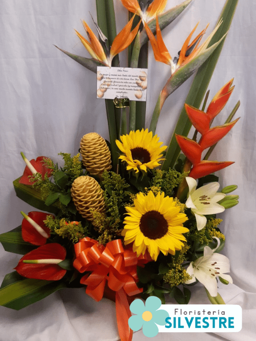 Arreglo con Anturios Rojos, girasoles, heliconias