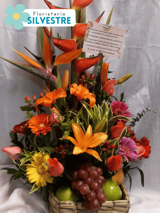 Arreglo Floral con Rosas, gerberas, lirios y frutas