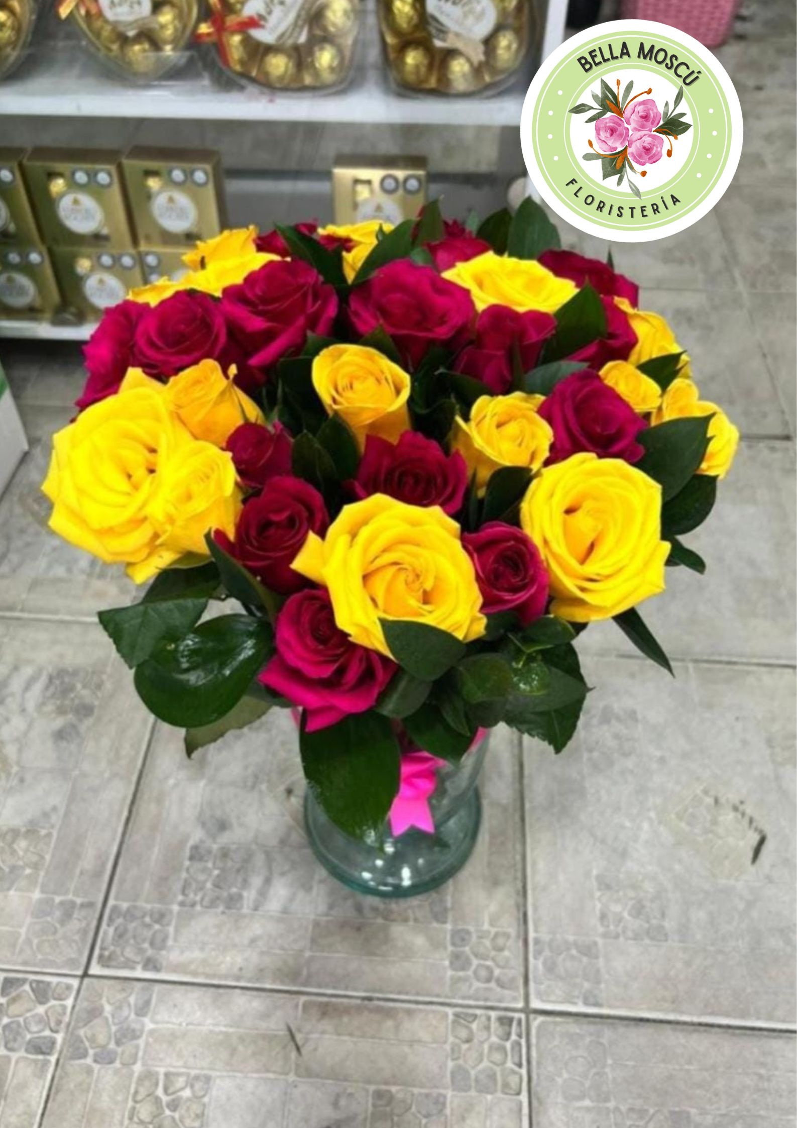 Jarrón con 24 Rosas Amarillas y rojas
