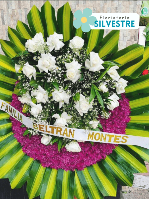 Corona de rosas blancas con decoración morada/blanca